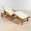 Ensemble de 2 chaises longues d'extérieur, dossier et repose-pieds réglables, bois massif, accoudoirs courbés, patio contemporain près de la piscine-197014676