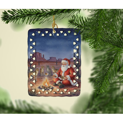 Ornement en forme de père Noël en forme de père Noël près du feu de camp