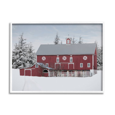 Paysage d'hiver avec grange rouge, arbres enneigé dans une ferme enneigée - photographie