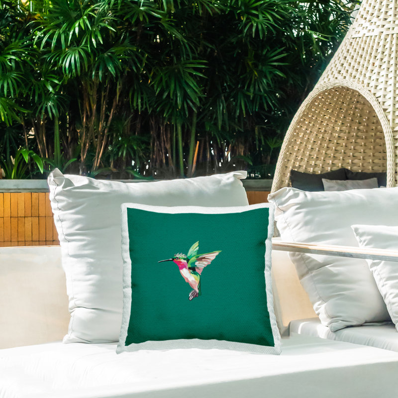 Coussin d'extérieur imprimé colibri portant un diadème par Amelia Noyes, Vert