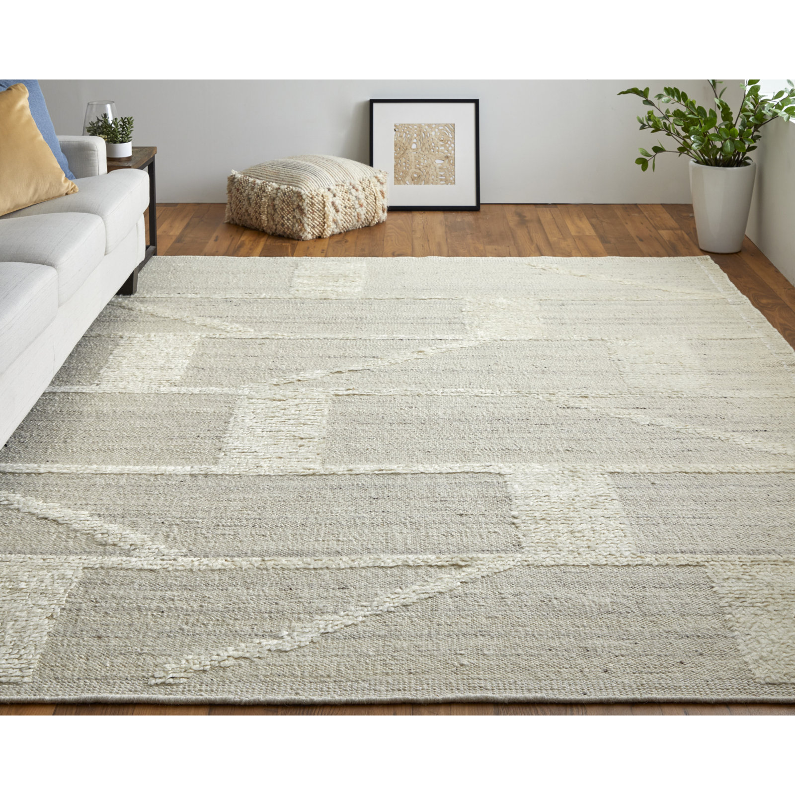 Jalaycia Handmade Wool Tan Rug, Rectangle 3'6" x 5'6"