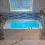 Baignoire tourbillon rectangulaire en acrylique 60 po x 30 po avec drain en chrome / noir mat et trop-plein-90238113-102424155