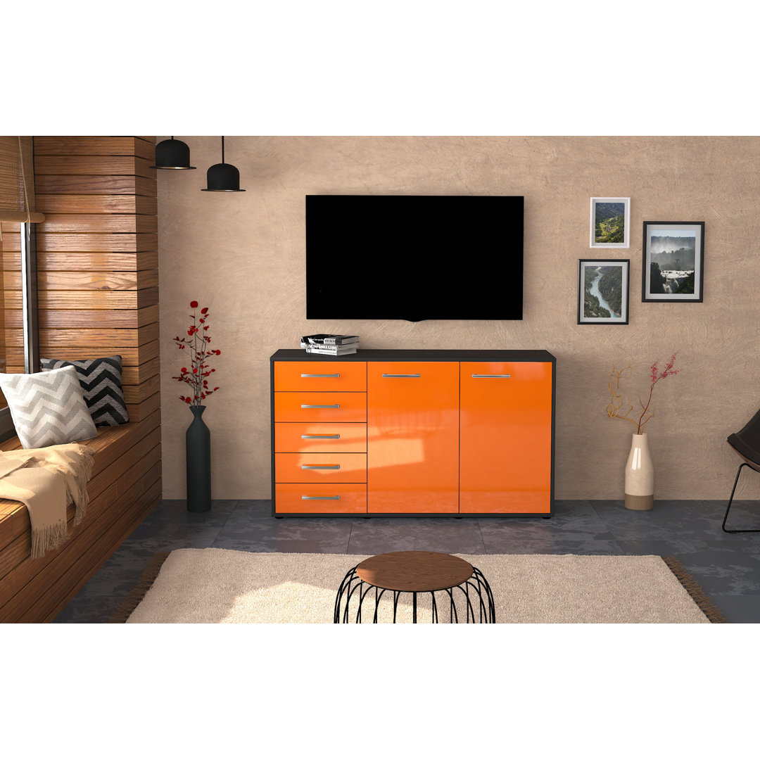 Das Sideboard Dorentina hat einen weißen Korpus und eine graue, glänzende Front (136 x 79 x 35 cm) und verfügt über Meta...