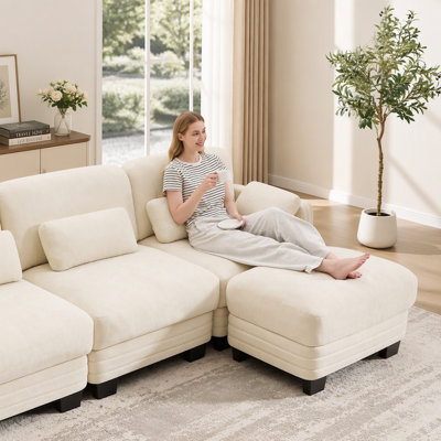 Canapé d'angle modulaire 4 places au design moderne et minimaliste capitonné, en forme de U, avec 2 poufs amovibles et d'épais coussins d'assise confortables, idéal pour le salon, en chenille beige.
