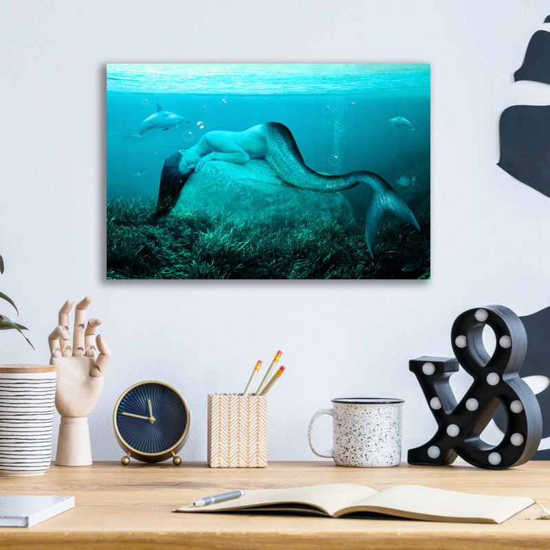 «Sleeping Mermaid» par Ata Alishahi, H 12 po x l 16 po x P 0,13 po