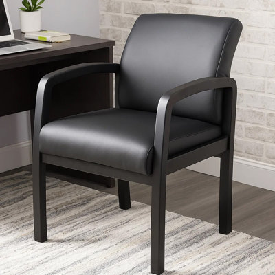 Chaise d'invité Gary NTR avec structure en bois noir, vinyle antimicrobien noir