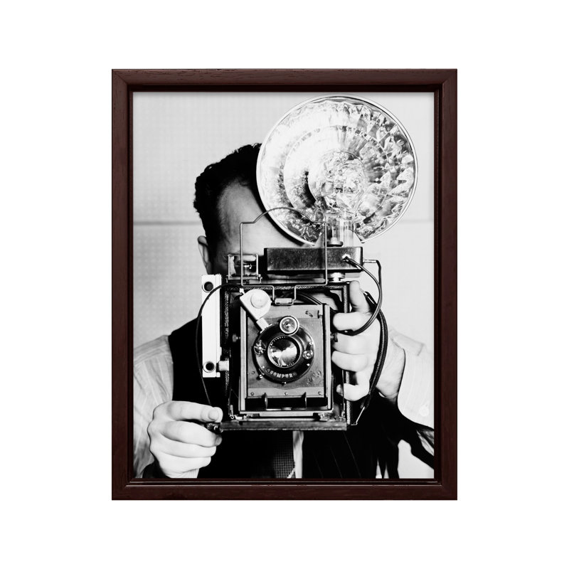 Photographe avec appareil photo rétro, H 16 po x l 20 po, Canevas, Encadrement brun