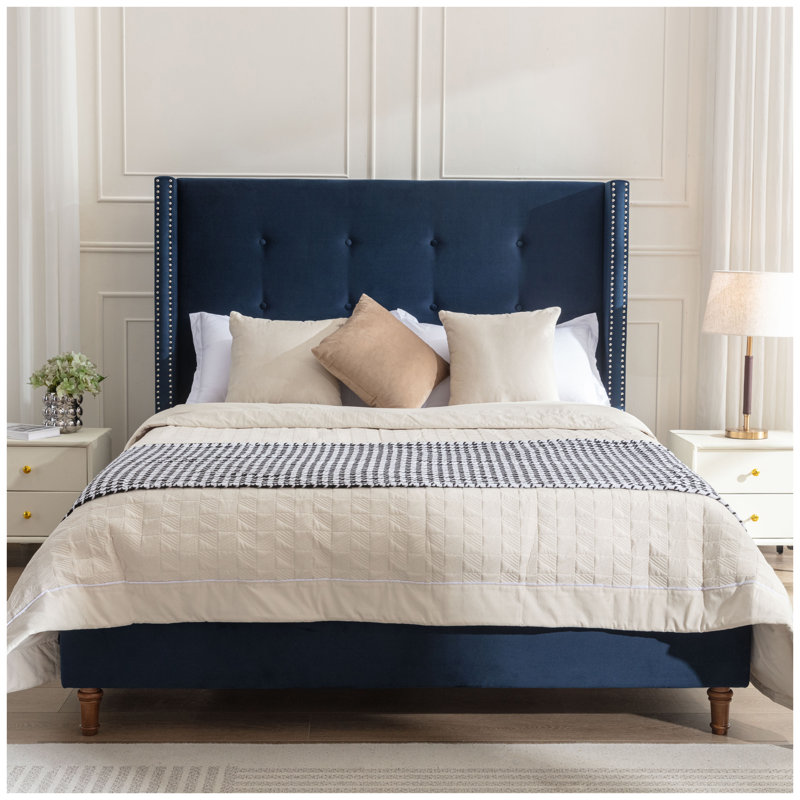 Structure de lit grand en velours bleu Peyton avec tête de lit à oreilles capitonnée et garniture cloutée - aucun sommier nécessaire