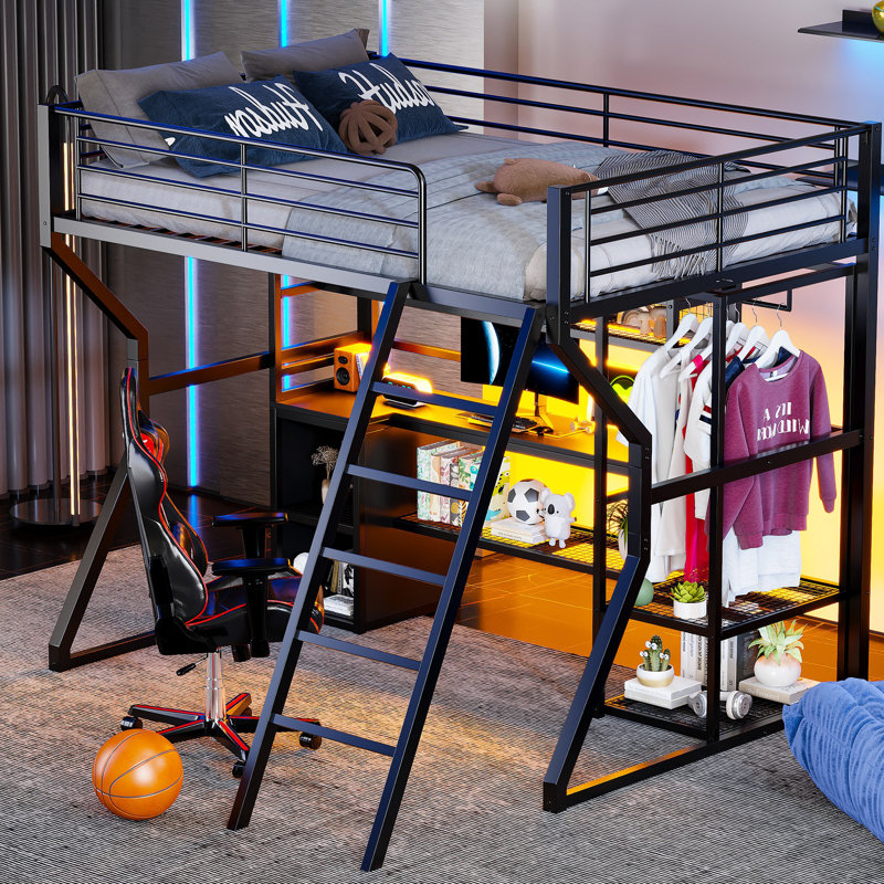 Lit mezzanine double en métal pleine grandeur avec bureau intégré, garde-robe ouverte et rangement à DEL pour une chambre d'étude, installation moderne