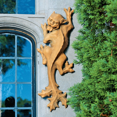 Statue Catgoyle on the Loose