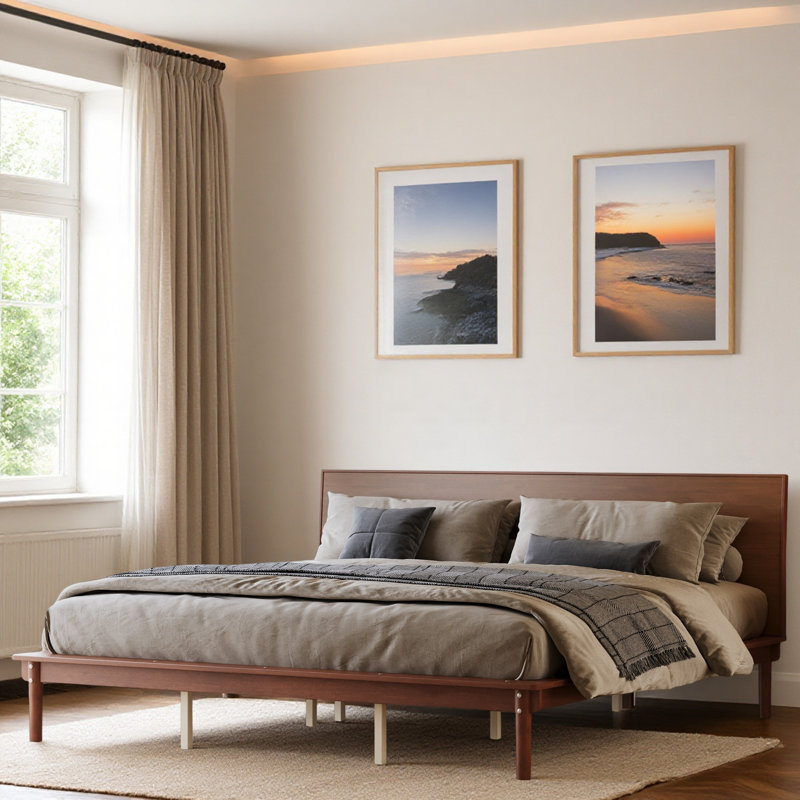 Lit plateforme de style moderne du milieu du siècle avec tête de lit légèrement inclinée et sommier à lattes robuste, Noyer