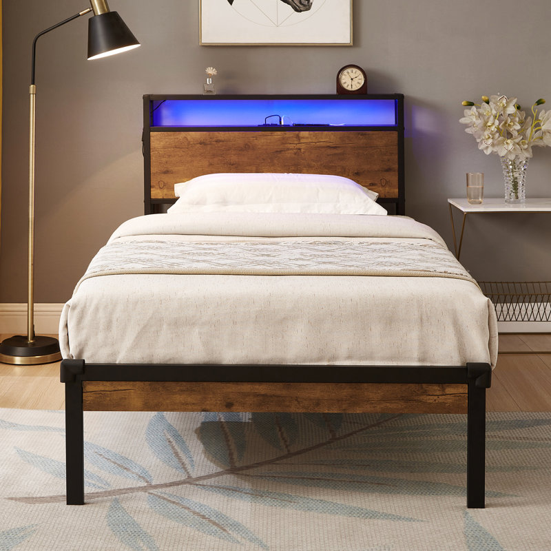 Lit plateforme simple en métal avec tête de lit en bois et port, éclairage à DEL, télécommande, pas de sommier requis, espace de rangement spacieux, mode d'assemblage facile, style moderne