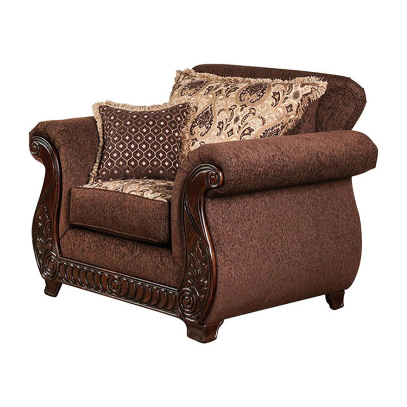 Chaise d'appoint de style traditionnel 48 po Shaunte, tablier sculpté, accoudoirs roulés, Similicuir brun