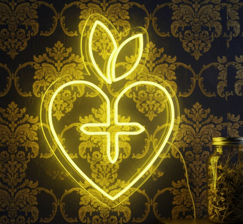  | Enseigne en forme de cœur avec croix et feuilles | Fabriqué avec un tube néon flexible durable qui émet une lueur jaune brillante et uniforme pendant plus de 50 000 heures sans décoloration ni scintillement | 20 x 15 | Jaune