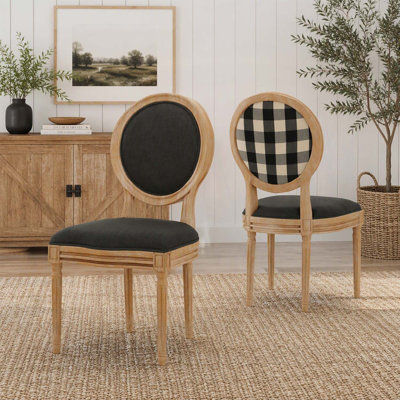 Chaise de salle à manger vintage de style campagnard français, revêtue de velours, avec dossier rond emblématique et pieds cannelés pour un confort élégant.