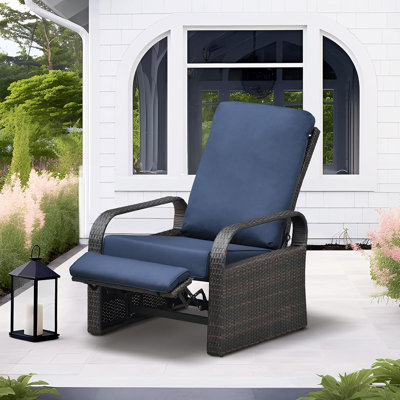 Chaise longue d'extérieur en aluminium et rotin tissé (avec coussin bleu marine)