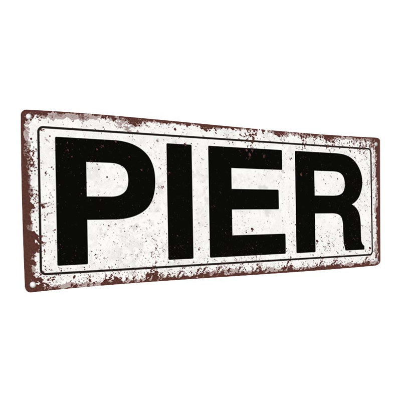 "Panneau de métal usé, Pier House" sur métal