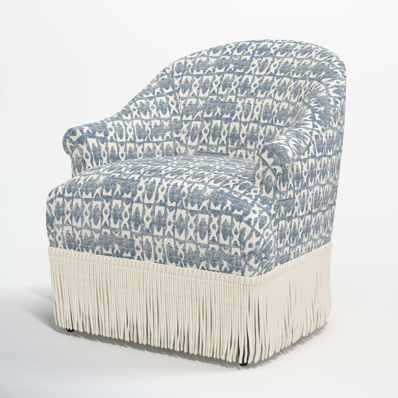 Fauteuil demi-tonneau en coton avec accoudoirs roulés encastrés et pieds en bois massif Callie, Blocs texturés bleus, Ivoire