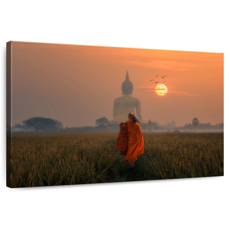 Moine Adella derrière un grand Bouddha, H 32 po x l 48 po
