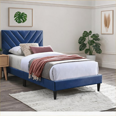 Lit simple en velours bleu riche riche avec tête de lit réglable, pieds de soutien centraux, aucun sommier requis