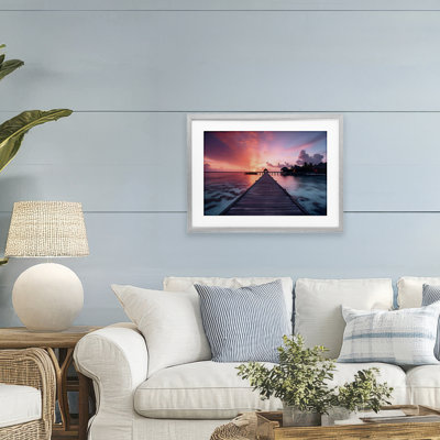 «Island Sunset Over Docks», reproduction sous verre encadrée, design par LSR Creative Studio