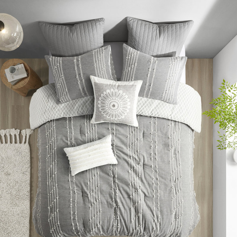 3 pièces d'édredon en coton gris double / grand. 100% coton. Rayures sur fond gris. Revers avec design. Barre cachée. 2 taies décoratives assorties. Lavable à la machine. Lit double / grand. Couleur brodée