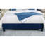 Cadre de grand lit bleu marine, transitionnel et moderne, revêtement en velours, tête de lit à boutons avec surpiqûres en losanges, entièrement rembourré, motif