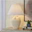 Lampe de table rustique en céramique beige de 63,5 cm de haut avec abat-jour en lin blanc, idéale pour la chambre ou la table de chevet.