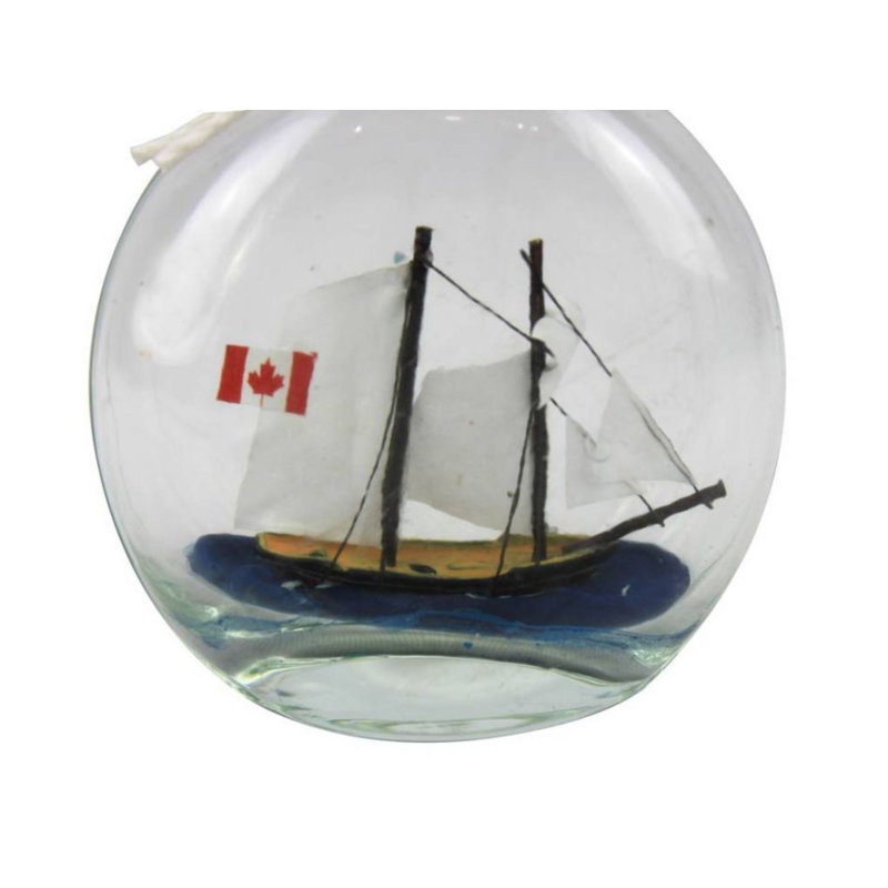 Bluenose voilier dans une bouteille en verre