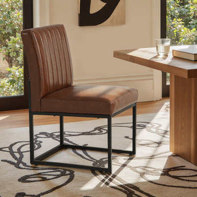 Chaise d'appoint rembourrée en similicuir