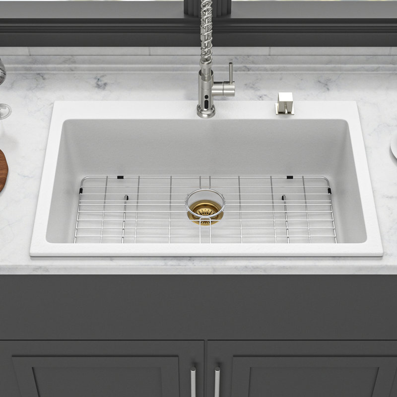 L'évier de cuisine haut de gamme en quartz blanc de 33 po x 22 po et la surface silencieuse et non poreuse gardent les coins arrondis propres pour un entretien rapide.