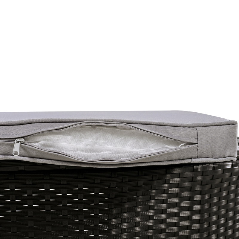 Canapé modulaire gris avec de petits sièges en bois et de grands espaces de rangement entourant le spa