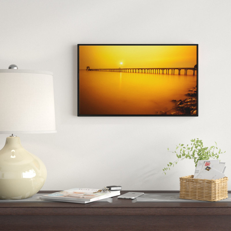 «Yellow Tinged Seashore and Long Pier» - Impression, H 12 po x l 20 po x P 1 po, Cadre flottant