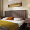 Tête de lit en noyer pour très grand lit - Panneau à oreilles cannelé mural pour chambre à coucher