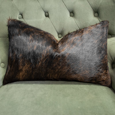 Coussin décoratif en peau de vache véritable brun clair et noir Thomas Collection® 12 po x 20 po 17615A