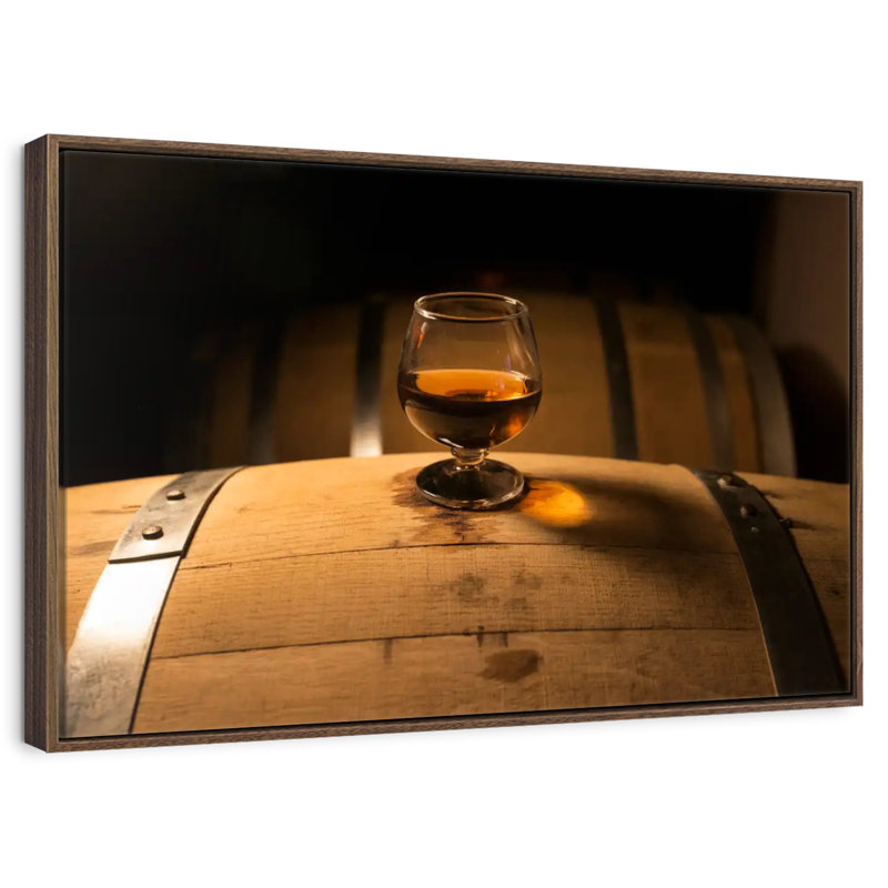 Verre à whisky sur baril, 37 po x 25 po, Cadre flottant noyer