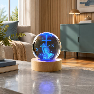 Avec des mains jointes en prière gravées au laser dans du cristal en 3D, cette statue de croix repose sur un socle lumineux multicolore et constitue un cadeau religieux chrétien pour les amis, hommes ou femmes.