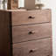 Petit buffet de rangement à l'intérieur-102527413