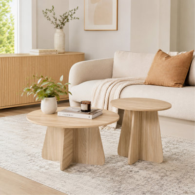 Ensemble de tables basses gigognes de style rétro. Disponible en finition noyer ou bois naturel. Tables d'appoint rondes avec pieds croisés. Idéal pour les salons et les salles à manger.