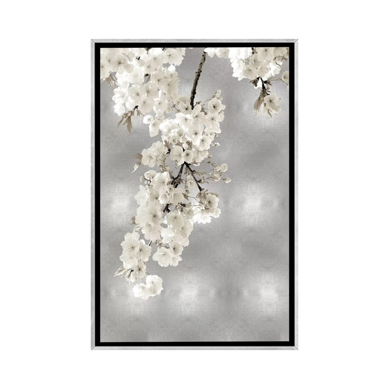 Reproduction d’art, "fleurs blanches sur argent II" par Kate Bennett, H 48 po x l 32 po x P 1,5 po, Toile avec cadre argenté