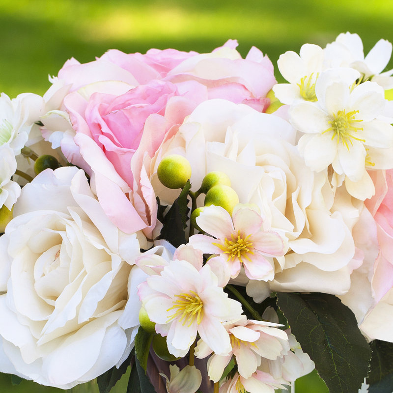 Roses artificielles dans un vase, Rose