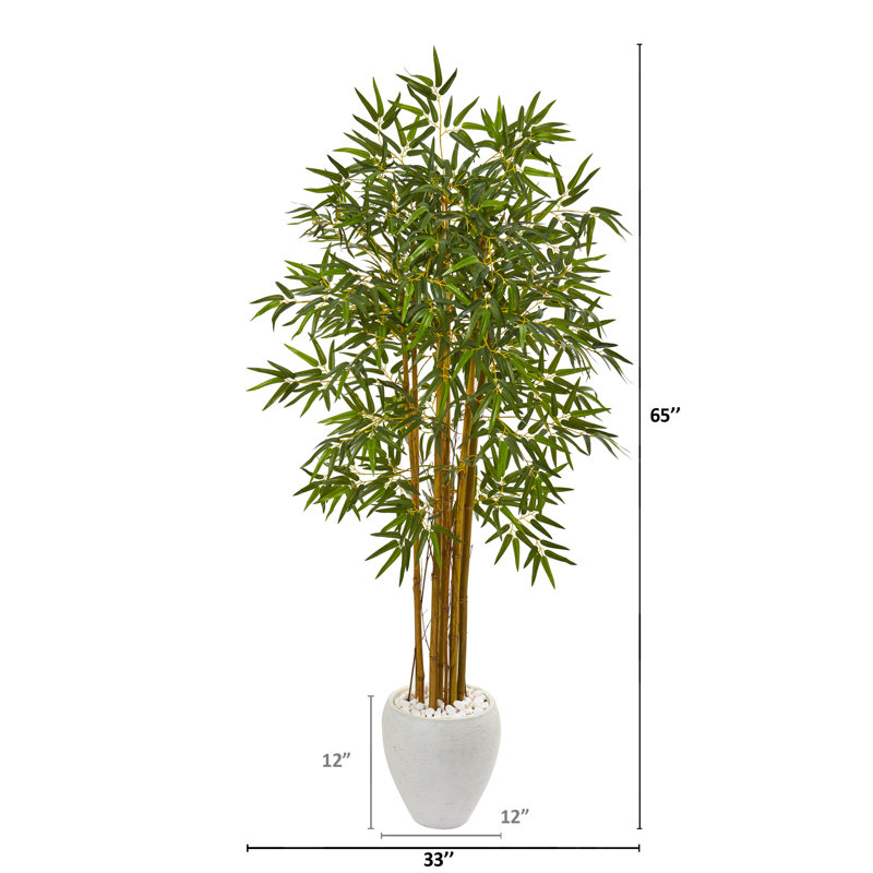 Plantes artificielles en bambou dans un pot de fleurs