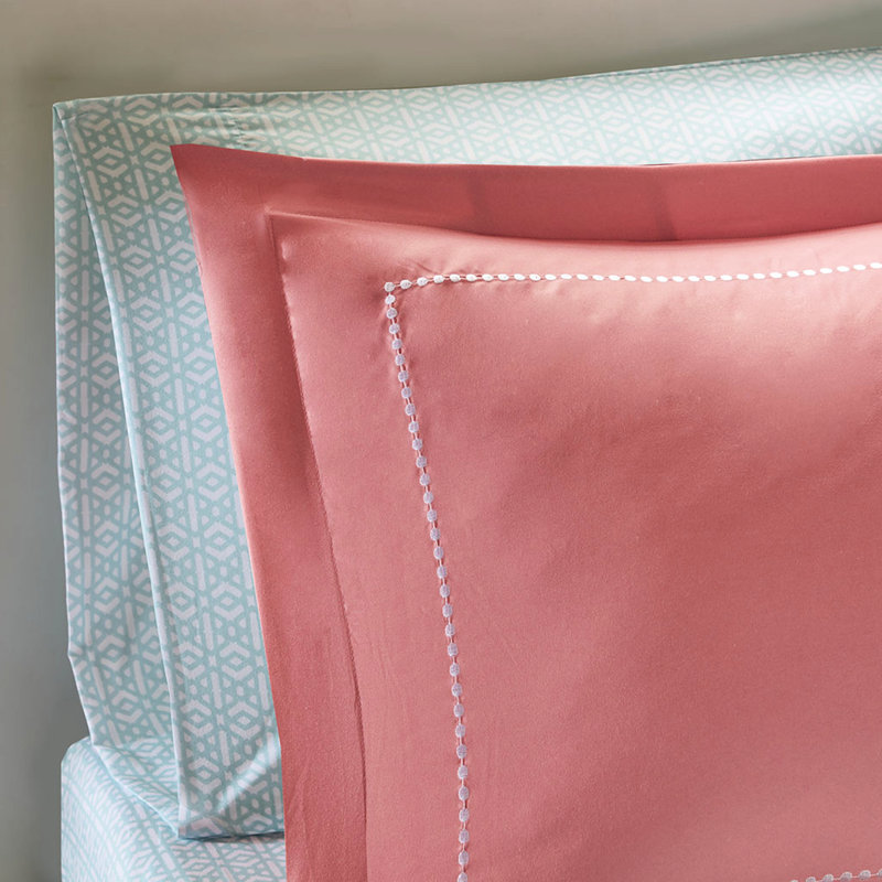 Lit simple TG avec édredon en médaillon corail - microfibre douce, accents brodés, couleur de la taie d'oreiller, broderie