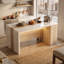 Îlot de cuisine de 155 cm de large avec dessus en faux marbre, tablettes latérales ouvertes, bande lumineuse DEL et prise électrique.