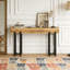 Console en bois avec canapé et couloir