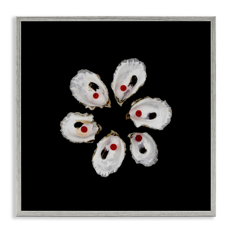 Oyster Shells Symmetry, giclée encadrée, design par Beth Adoette, Giclée de ferme grise encadrée, H 24 po x l 24 po
