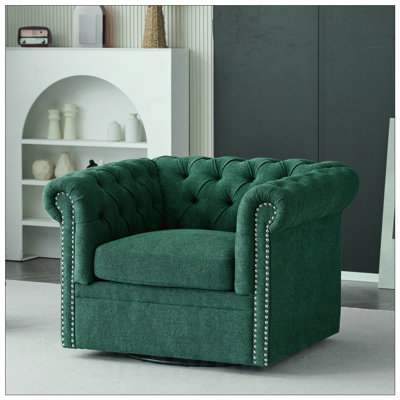 Fauteuil club pivotant Chesterfield avec rotation à 360 degrés, revêtement capitonné à boutons profonds et garniture cloutée pour un confort élégant