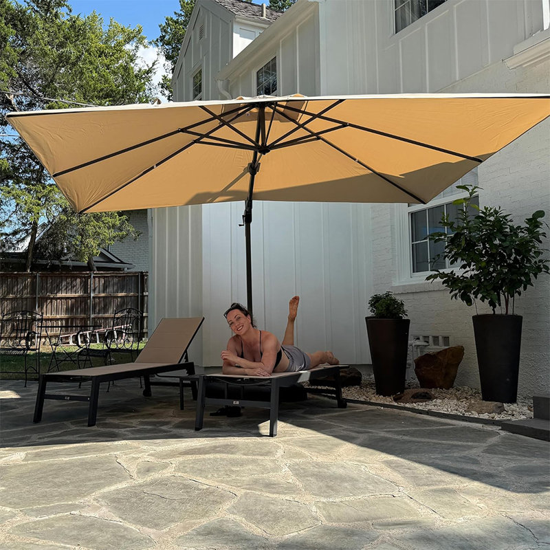 Parasol en porte-à-faux rectangulaire pivotant de 8 pi x 11 pi à gauche et à droite avec rotation à 360 degrés, Beige
