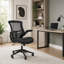 Chaise de bureau élégante en maille à dossier mi-haut, avec accoudoirs réglables, noire, aérée et confortable pour de longues heures d'utilisation.