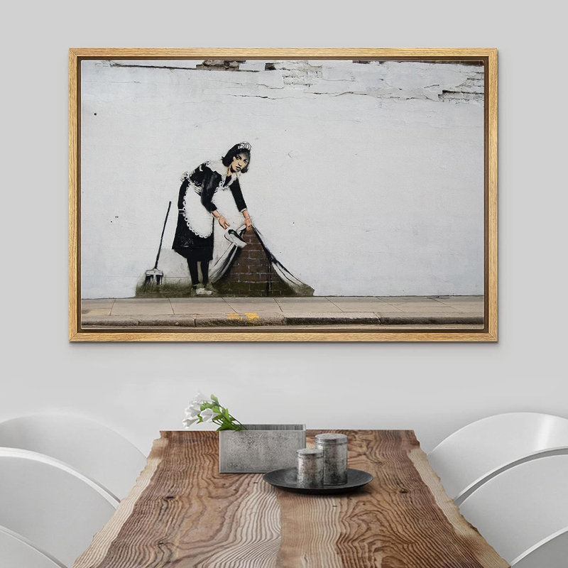 Banksy Maid Sweeping Under Tapis sur toile, H 24 po x l 36 po x P 1,5 po, Cadre naturel flottant